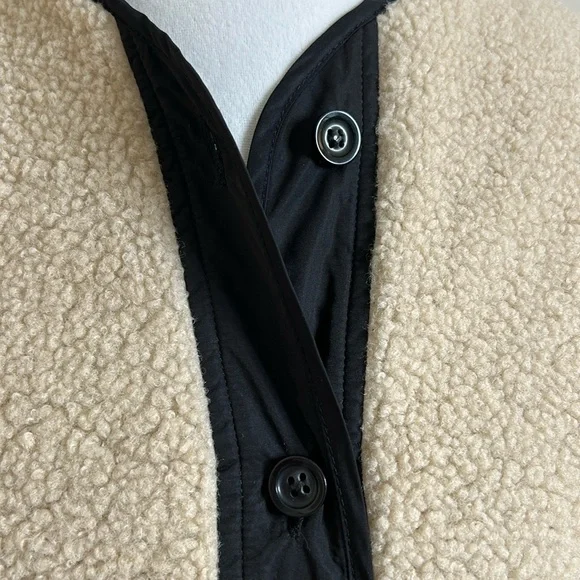 The Lynk fuzzy vest trimmed with blk - Picture 2 of 9